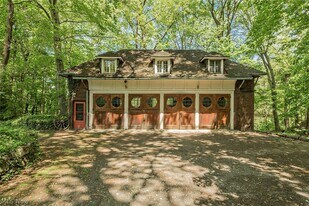 285 Corning Dr in Bratenahl, OH - Building Photo