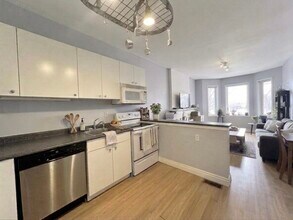 581 Carlaw Ave in Toronto, ON - Building Photo - Building Photo