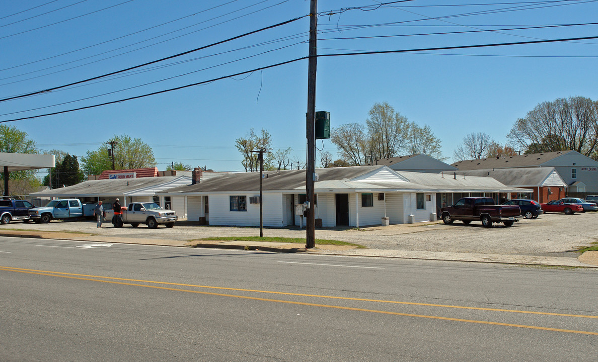 1968 E Pembroke Ave in Hampton, VA - Building Photo