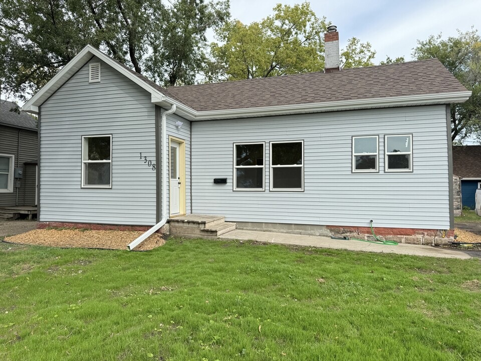 1308 3rd Ave SW in Aberdeen, SD - Building Photo