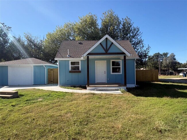 205 NW 2nd St in Tuttle, OK - Building Photo - Building Photo