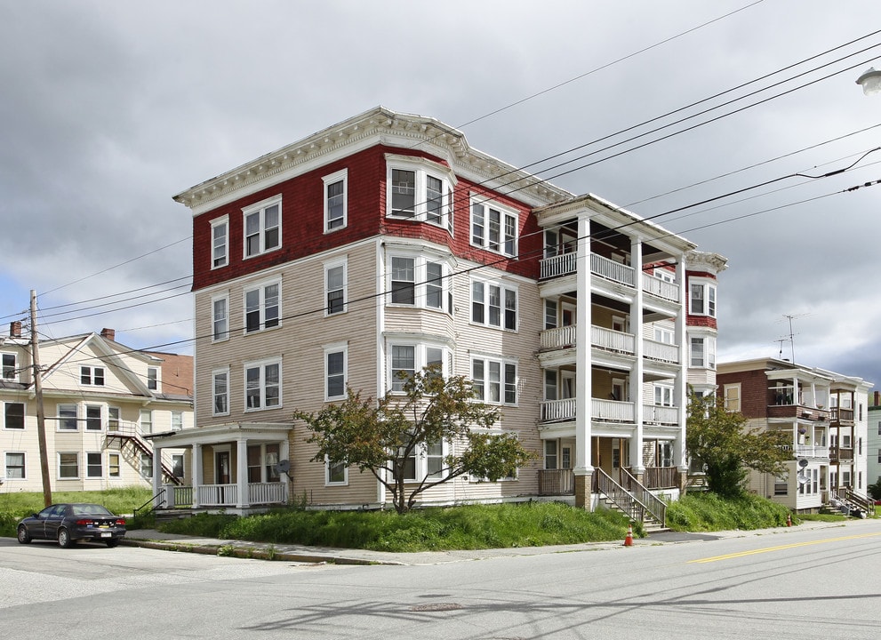 84 Walnut St in Lewiston, ME - Foto de edificio