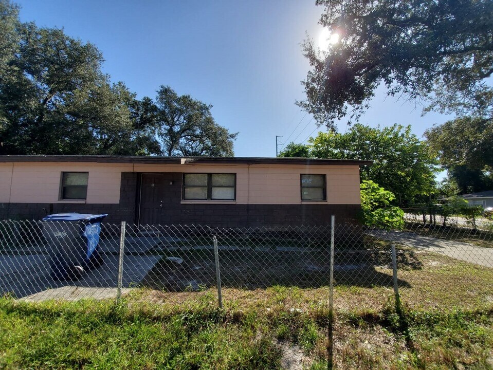 10401 N 11th St in Tampa, FL - Building Photo
