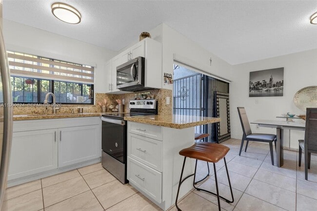 6502 Kendale Lakes Dr in Miami, FL - Building Photo - Building Photo