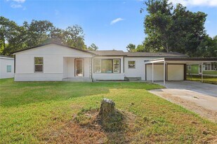 6714 E Bayou Dr in Hitchcock, TX - Building Photo