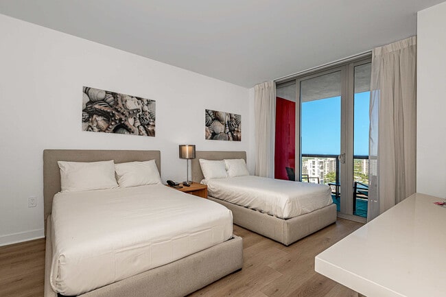 2602 E Hallandale Beach Blvd in Hallandale Beach, FL - Foto de edificio - Building Photo