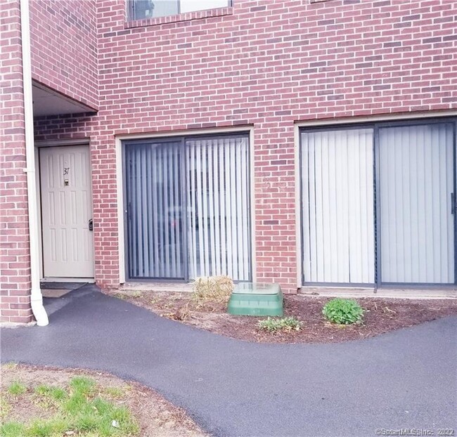 279 Redstone Hill Rd, Unit 37 in Bristol, CT - Building Photo - Building Photo