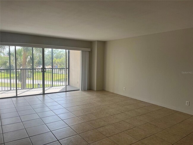 10355 Paradise Blvd, Unit 113 in Treasure Island, FL - Foto de edificio - Building Photo