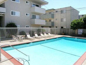 Bancroft Towers Apartments in San Leandro, CA - Foto de edificio - Building Photo
