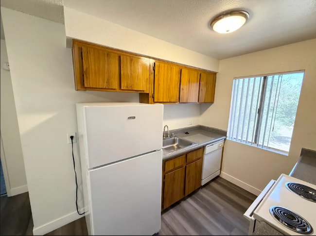 1750 Karen Ave in Las Vegas, NV - Building Photo - Building Photo