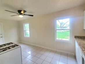 1232 Cameron St in Fort Worth, TX - Foto de edificio - Building Photo