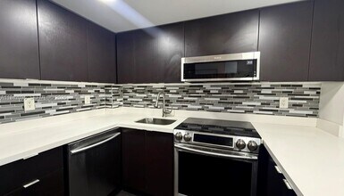 16950 W Dixie Hwy in North Miami Beach, FL - Building Photo - Building Photo