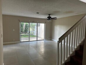 8438 NW 40th Ct in Sunrise, FL - Foto de edificio - Building Photo