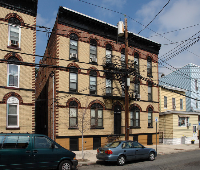 29 E 17th St in Bayonne, NJ - Building Photo - Building Photo