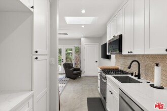 8100 Stewart Ave in Los Angeles, CA - Building Photo - Building Photo