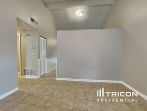 16015 Splitlog Dr in Tampa, FL - Building Photo - Building Photo