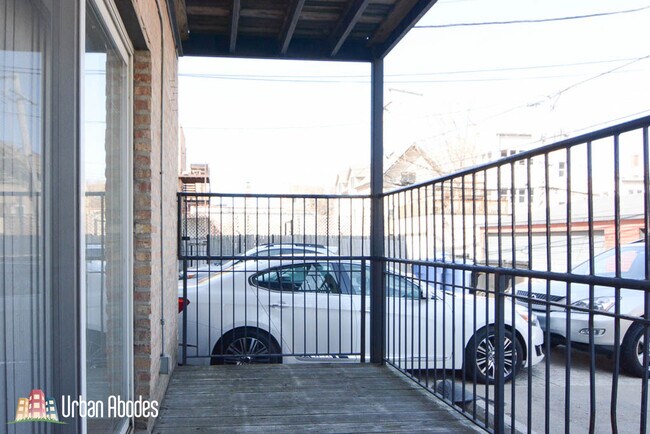 2138 W Chicago Ave, Unit 1R photo'