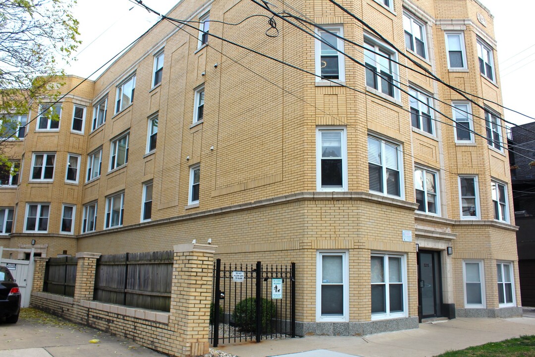 3215 N Francisco Ave in Chicago, IL - Building Photo