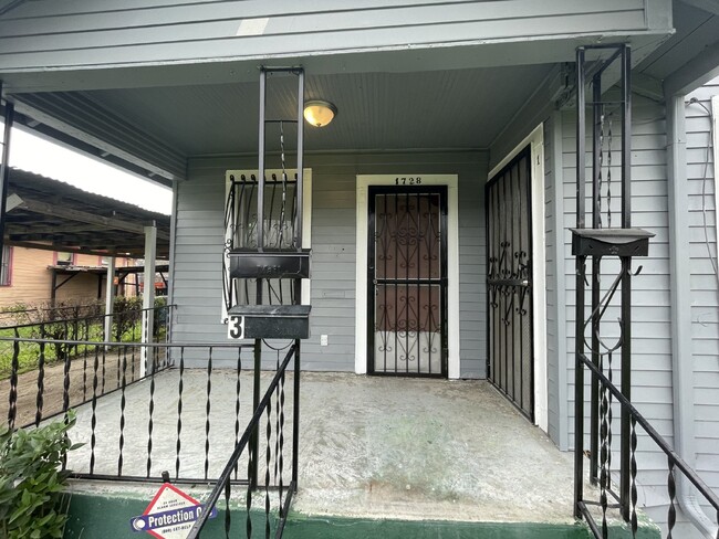 1728 Hays St, Unit 1 in San Antonio, TX - Building Photo - Building Photo