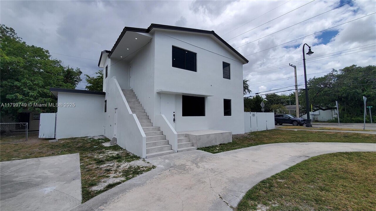 6201 SW 22nd St in Miami, FL - Building Photo