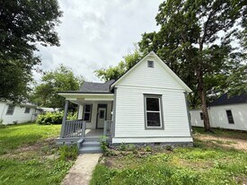 30 Anderson St in Aurora, MO - Building Photo