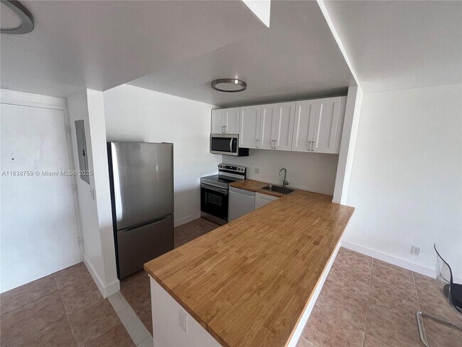 1455 N Treasure Dr in North Bay Village, FL - Foto de edificio - Building Photo