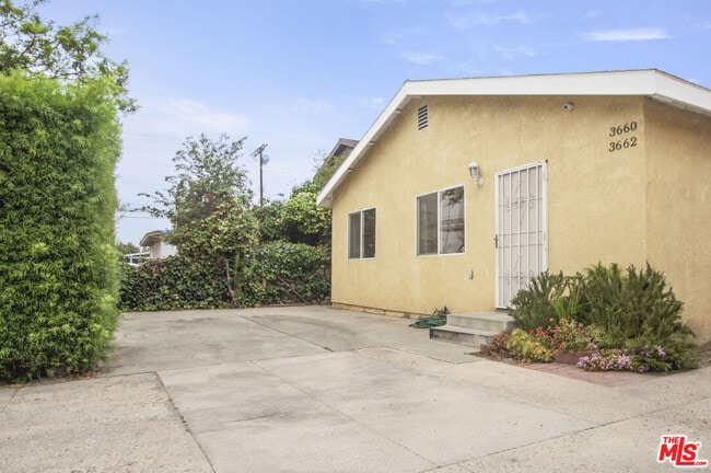 3660 Halldale Ave in Los Angeles, CA - Building Photo - Building Photo