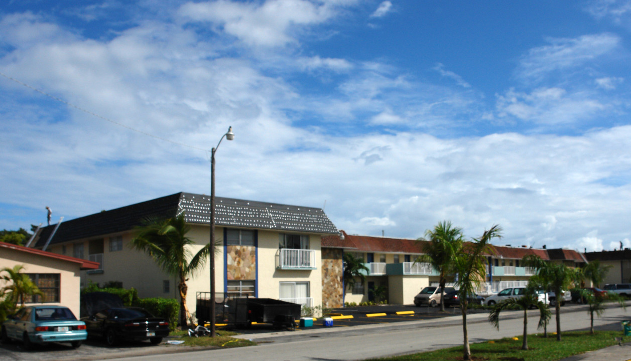 Strand Plaza in Hallandale Beach, FL - Building Photo