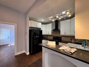 8 Cross St E, Unit 1 in Somerville, MA - Building Photo - Building Photo