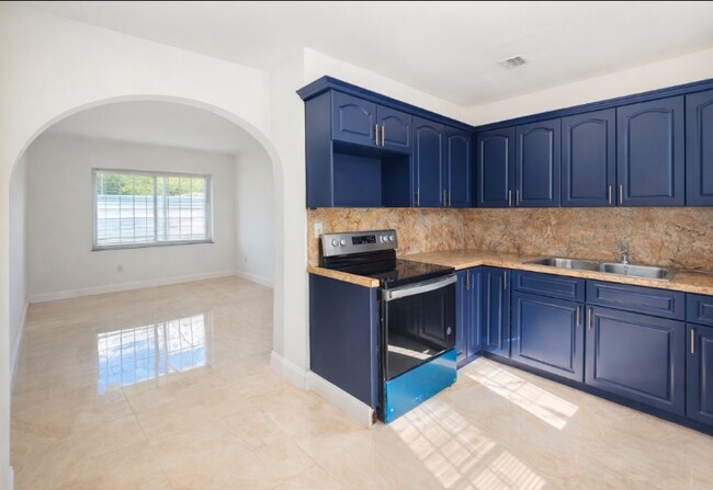 890 NW 106th St in Miami, FL - Building Photo - Building Photo