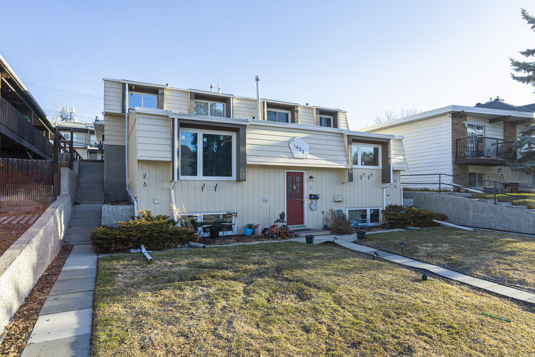 1632 27 Av SW in Calgary, AB - Building Photo