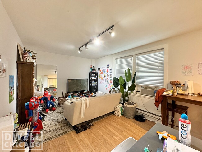 541 W Belmont Ave, Unit 1 in Chicago, IL - Building Photo - Building Photo