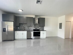3096 NW 27th St in Miami, FL - Building Photo - Building Photo