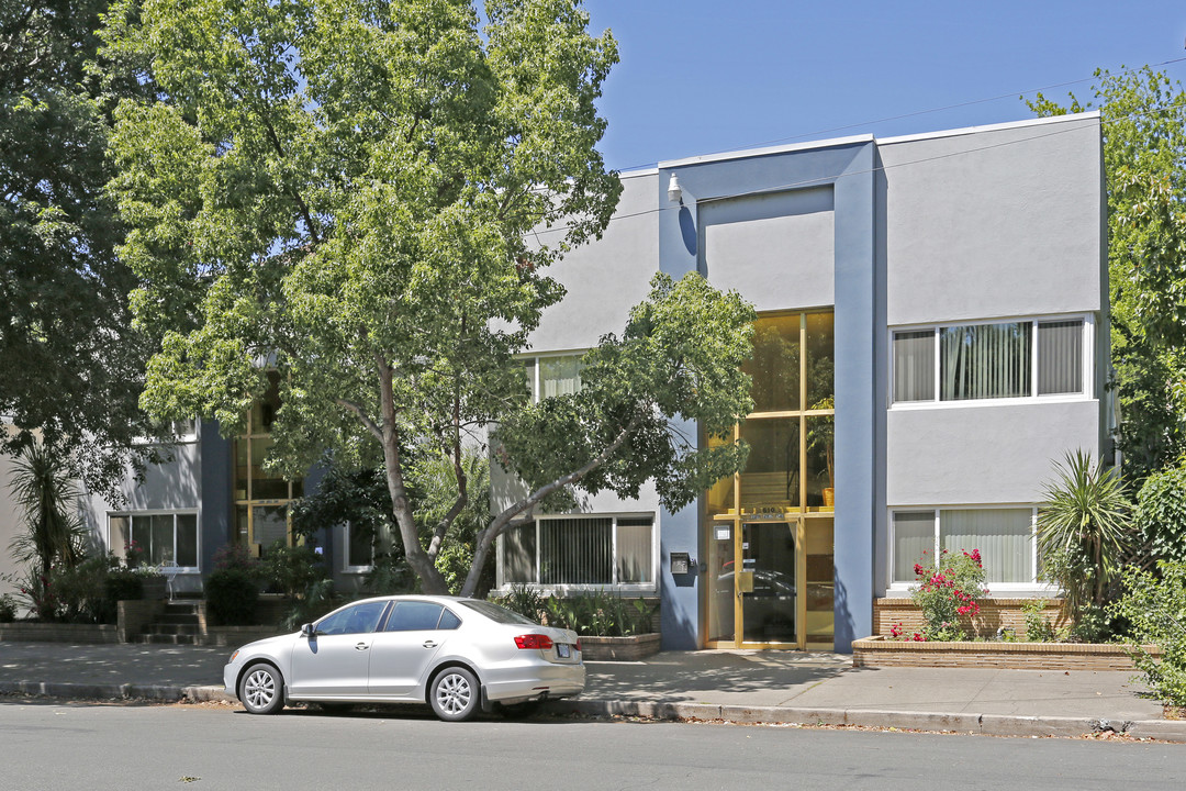 Royal Palms Apartments in Sacramento, CA - Building Photo