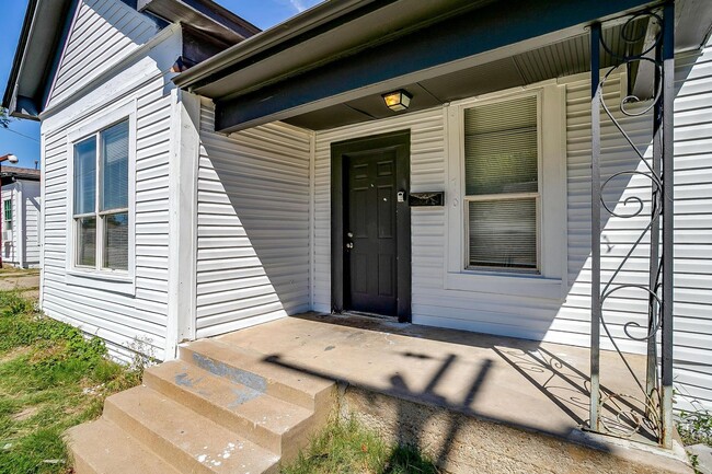 712 W Butler St in Fort Worth, TX - Foto de edificio - Building Photo