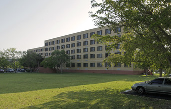 Saga Bay in Miami, FL - Foto de edificio - Building Photo