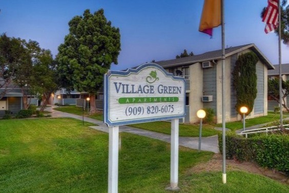 VILLAGE GREEN in Rialto, CA - Foto de edificio - Building Photo