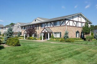 90 Moonlight Walk in Holbrook, NY - Building Photo