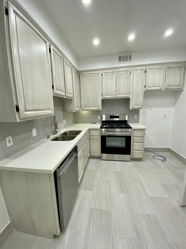 910 S Bedford St, Unit 104 in Los Angeles, CA - Foto de edificio - Building Photo