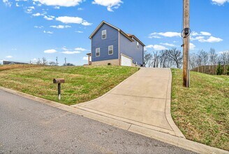 1395 Holden Dr in Clarksville, TN - Building Photo - Building Photo