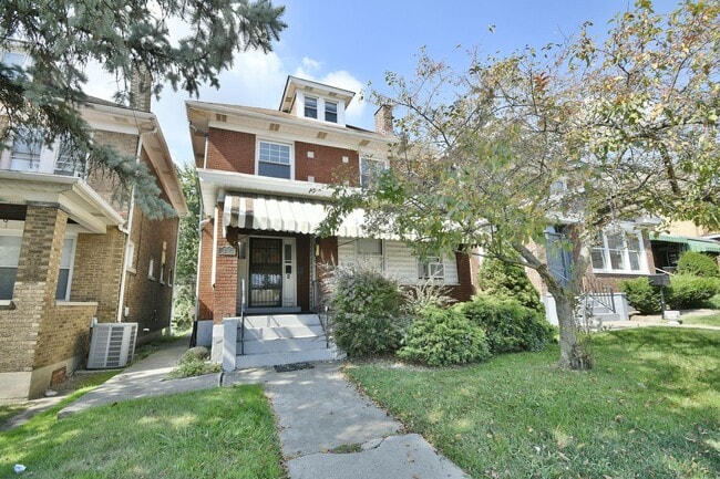 2110 West St, Unit 2nd Floor, in Munhall, PA - Foto de edificio - Building Photo