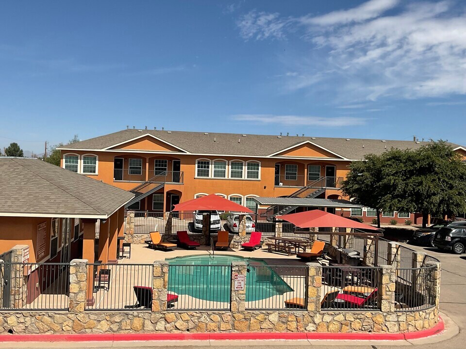 La Hacienda at Villa Victoria in San Elizario, TX - Foto de edificio