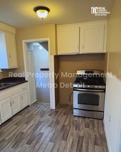 21242 Beechwood Ave in Eastpointe, MI - Building Photo - Building Photo