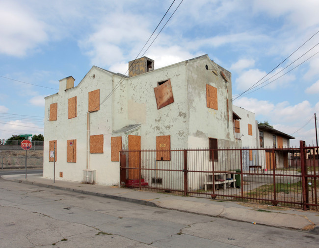 900 N Willowbrook Ave in Compton, CA - Foto de edificio - Building Photo