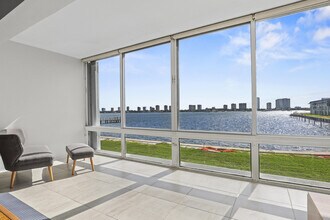 2936 Lake Shore Dr in West Palm Beach, FL - Foto de edificio - Building Photo