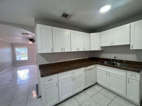8201 SW 5th Ct in North Lauderdale, FL - Building Photo - Building Photo