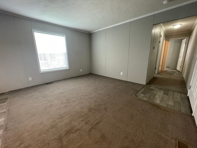 16185 Notre Dame St in Clinton Township, MI - Foto de edificio - Building Photo