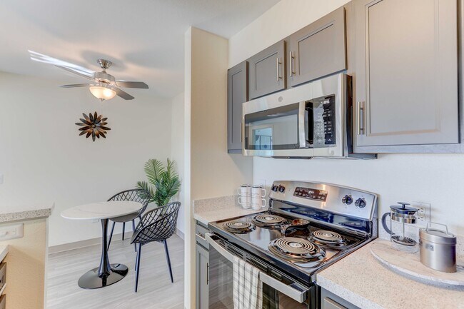 Americana Lakewood Apartments in Lakewood, CO - Foto de edificio - Building Photo