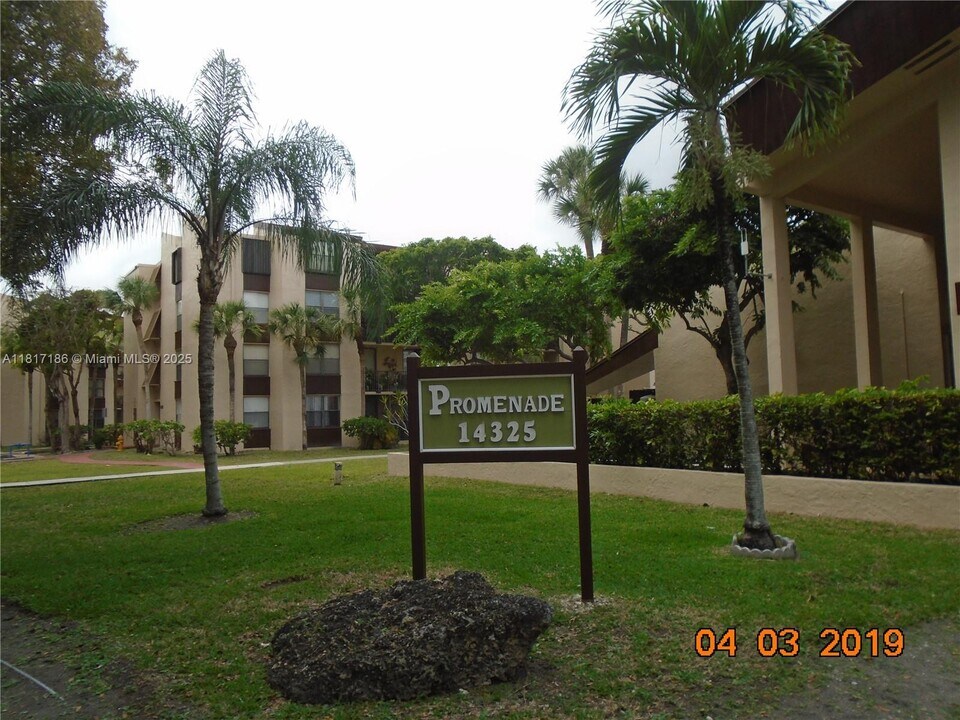14501 N Kendall Dr in Miami, FL - Building Photo
