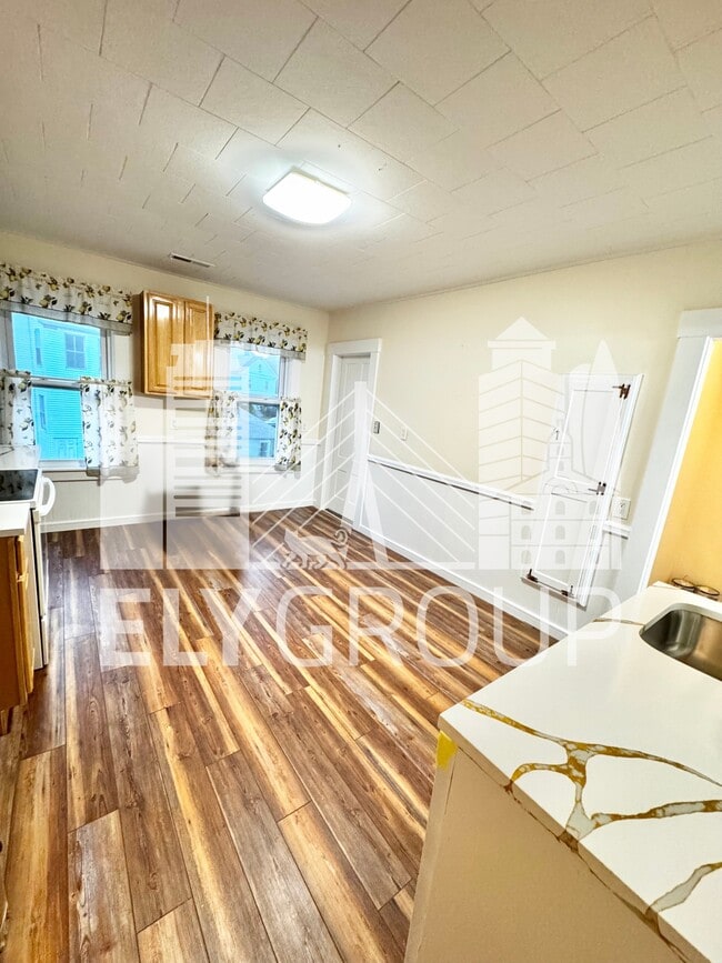 10 Spruce St, Unit 2 in Clinton, MA - Foto de edificio - Building Photo
